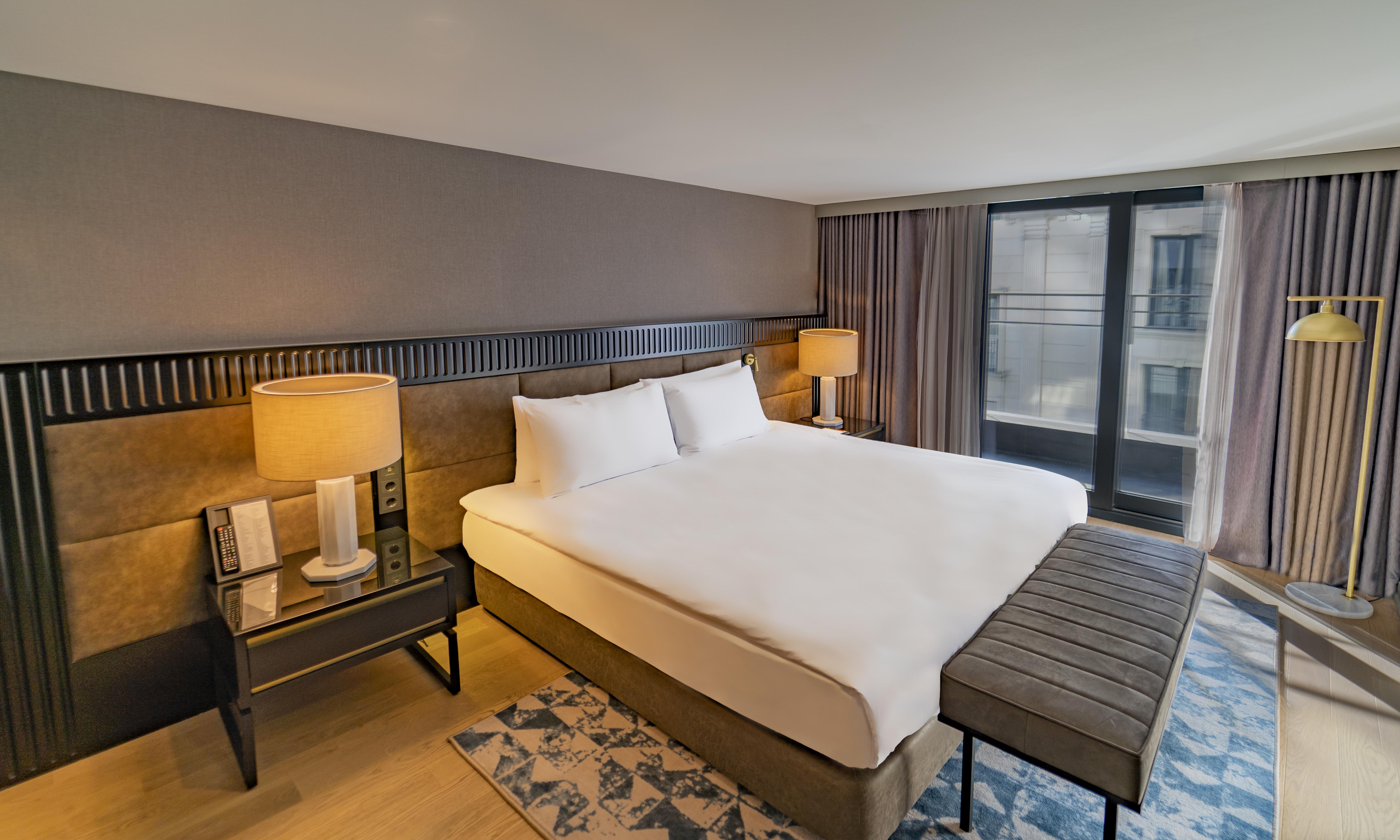 Sofitel Istanbul Taksim Hotell Exteriör bild A bedroom at the hotel