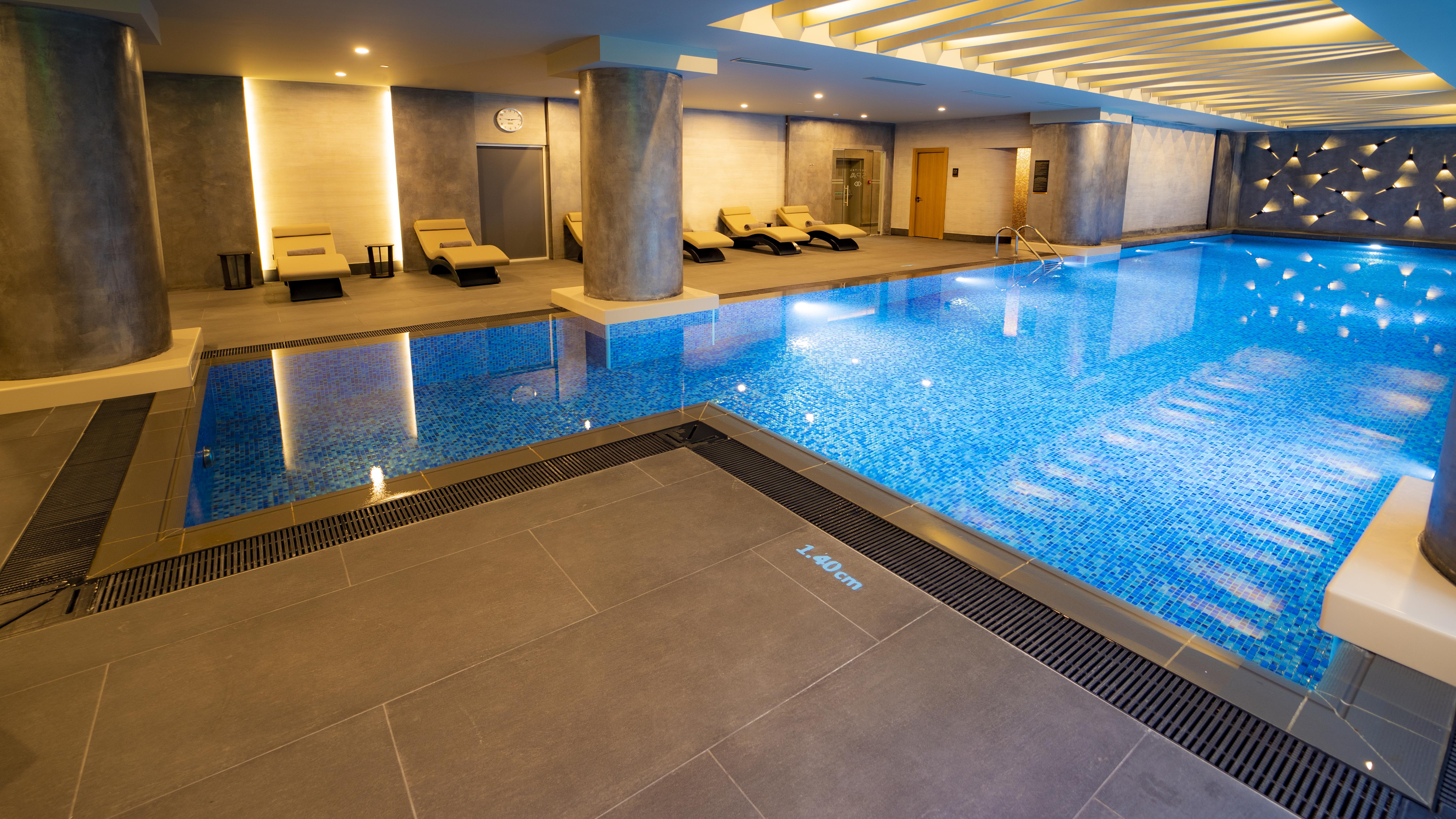 Sofitel Istanbul Taksim Hotell Exteriör bild The swimming pool at the hotel