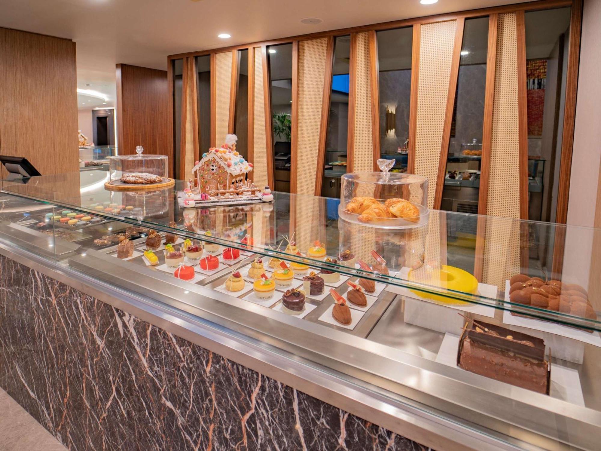 Sofitel Istanbul Taksim Hotell Exteriör bild A pastry display at a hotel