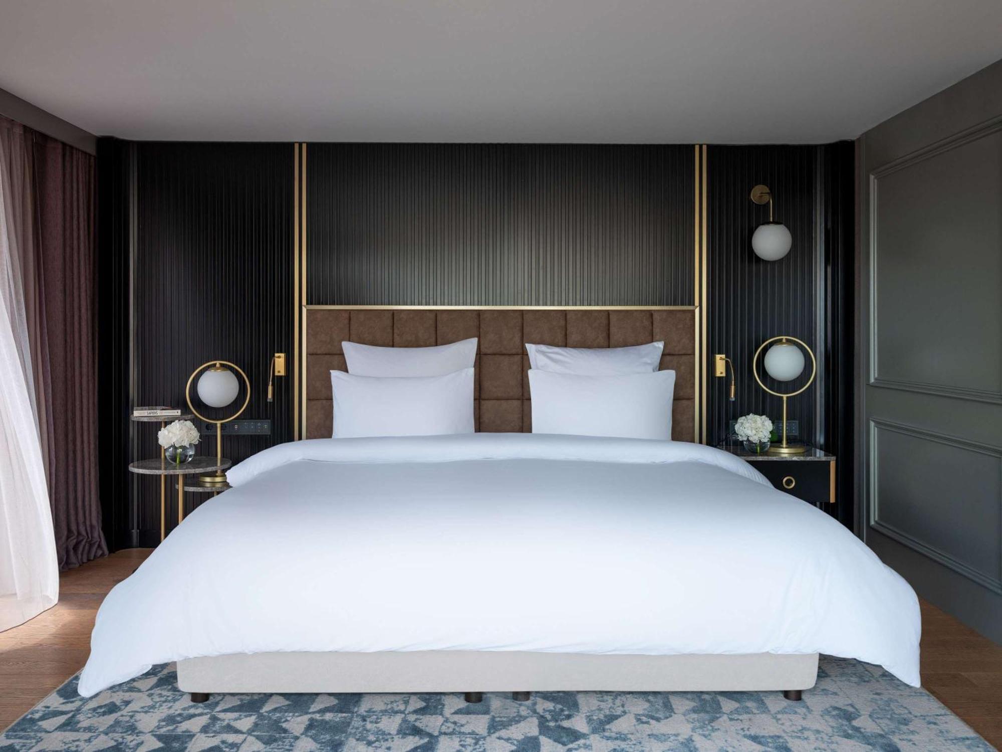 Sofitel Istanbul Taksim Hotell Exteriör bild A bedroom at the hotel