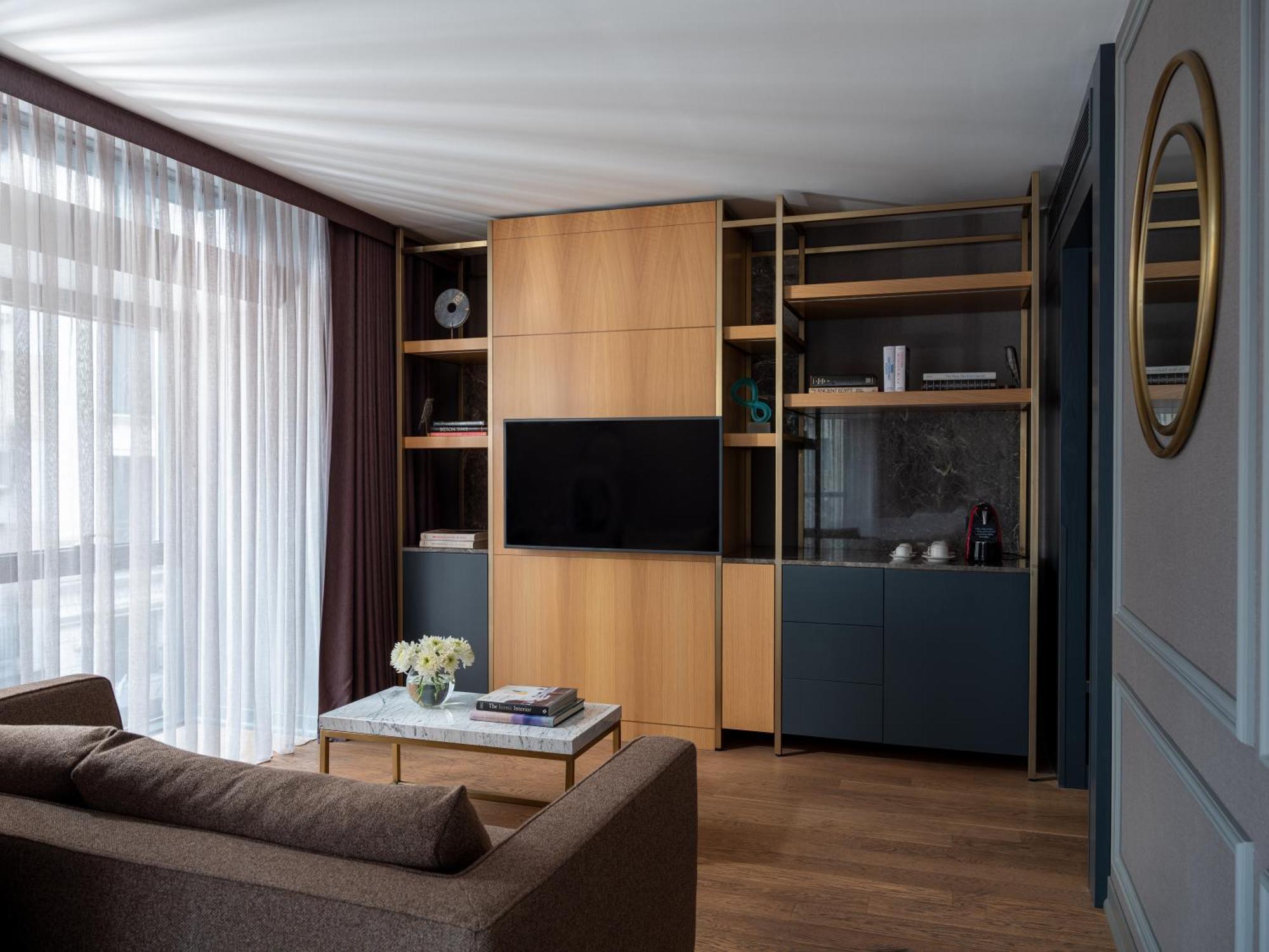 Sofitel Istanbul Taksim Hotell Exteriör bild A living room in a suite at the Mandarin Oriental, Paris