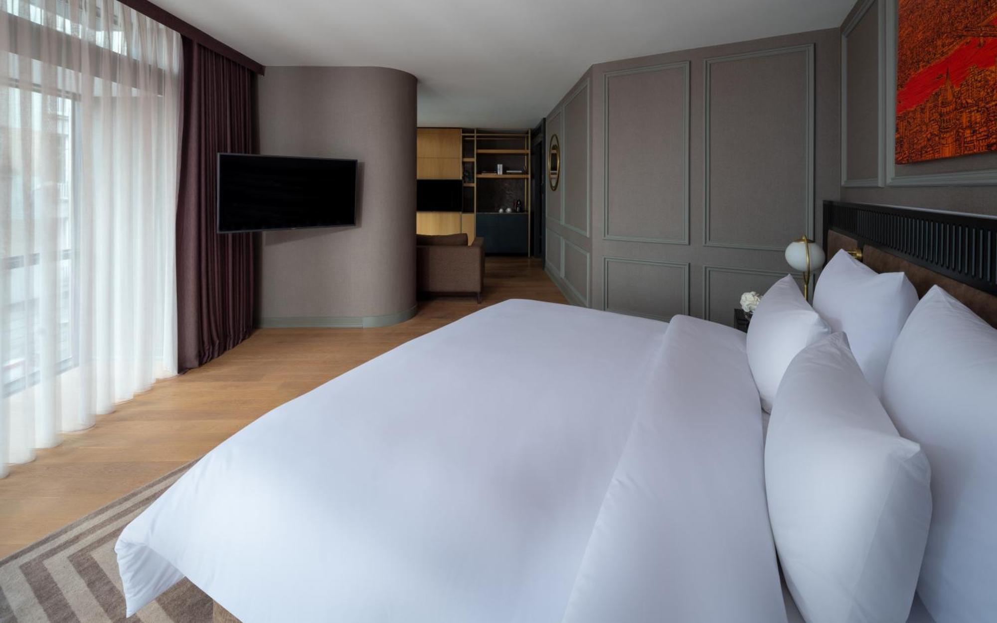 Sofitel Istanbul Taksim Hotell Exteriör bild A bedroom at the hotel