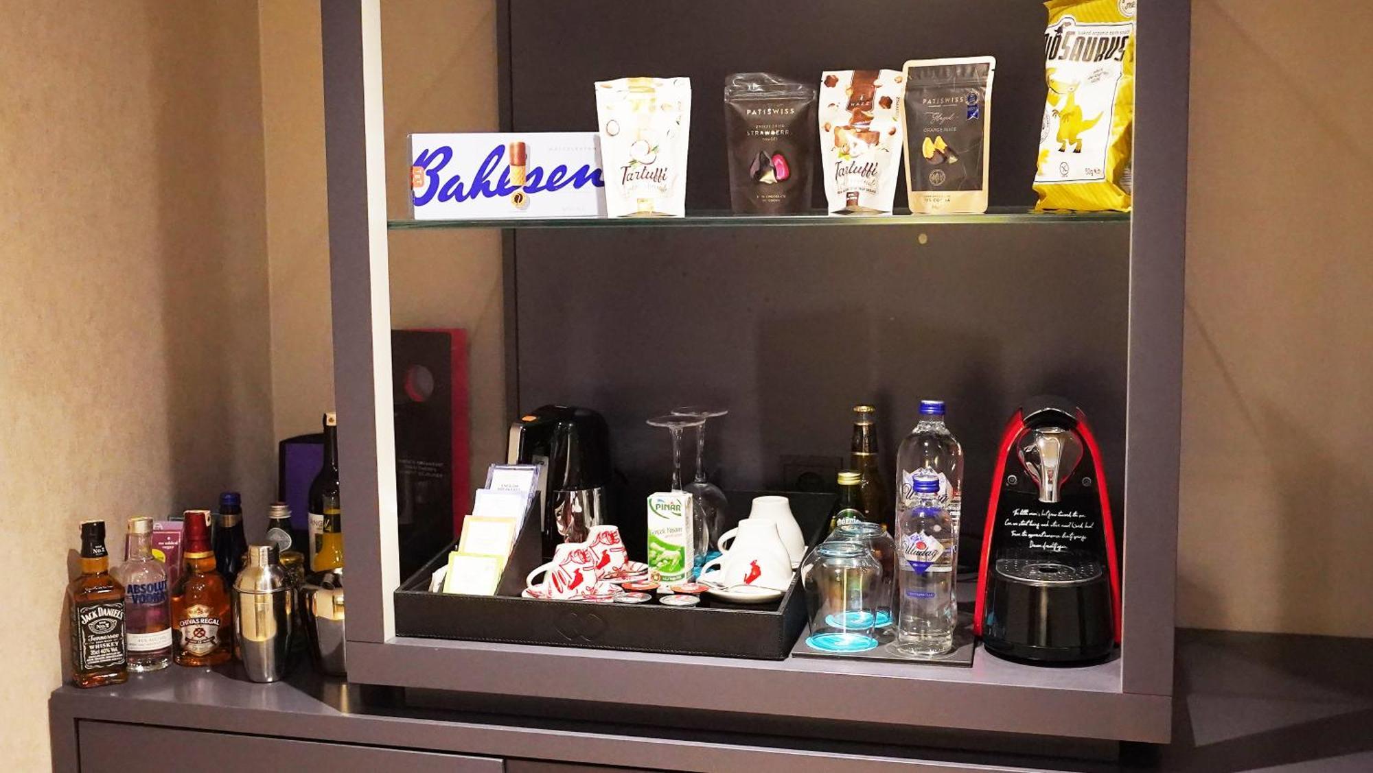 Sofitel Istanbul Taksim Hotell Exteriör bild A typical hotel minibar